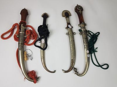 Lot de quatre koumya en bois, métal argenté et laiton - L.