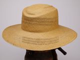 une image représentant un chapeau de paille posé sur une tête de mannequin
