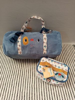 un sac bleu et une paire de chaussures par terre