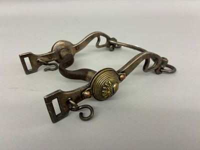 une paire de poignées de porte anciennes en laiton sur fond blanc