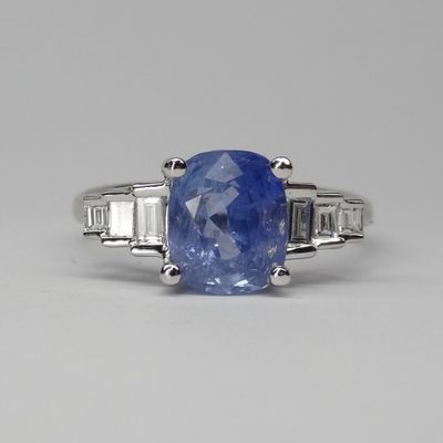 Bague or blanc sertie d'un saphir ovale env. 2,5 ct épaulé d…