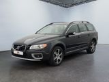 La Volvo break est garée dans une grande pièce au sol noir.