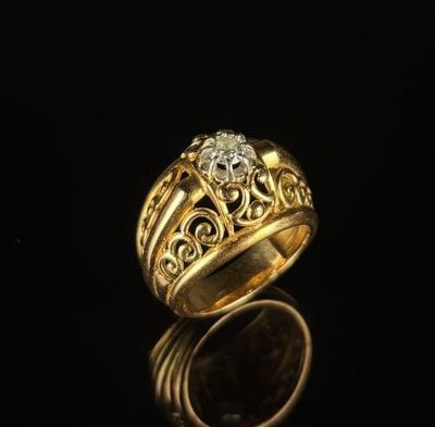 une bague en or avec un diamant serti au centre