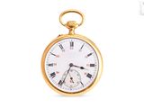 une montre de poche en or avec des chiffres romains