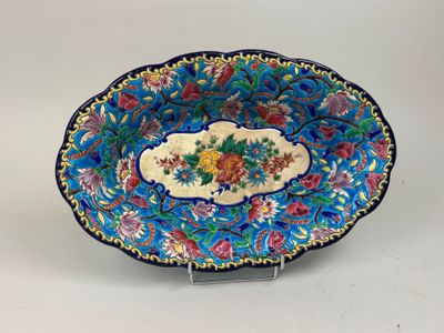l'image d'une assiette décorative ornée de fleurs