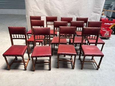 de nombreuses chaises rouges alignées en rangée