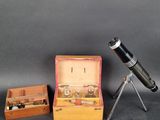 une petite boîte sur laquelle sont représentés un télescope et d'autres objets