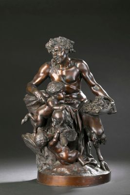 une image représentant une statue en bronze d'un homme assis sur un rocher