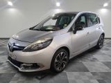 la voiture argentée est garée sur un sol en damier dans le garage