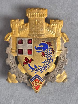 un insigne doré et rouge orné d'un dragon