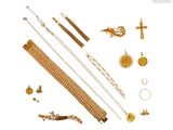 une image représentant une collection de bijoux en or sur fond blanc