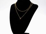 un mannequin noir portant un collier en or