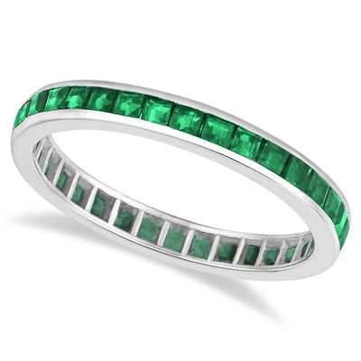 un gros plan d'une bague sertie d'émeraudes