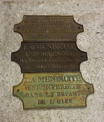 une plaque posée sur le trottoir indiquant qu'il s'agit du nom d'un club réservé aux hommes