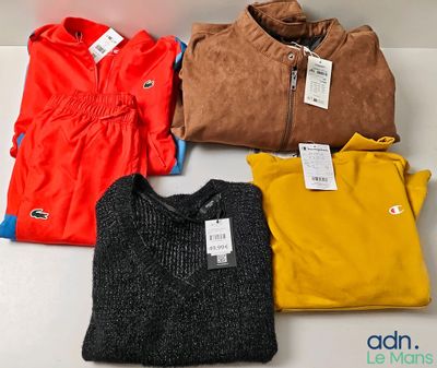 Quatre pulls de couleurs différentes sont exposés dans une boîte