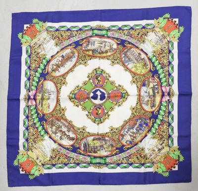 un foulard carré bleu et blanc orné d'un motif élaboré