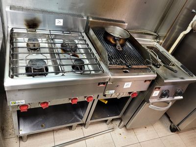 une cuisinière sur laquelle est posée une poêle