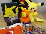 de nombreux objets posés sur la table, notamment un sac à dos, une peluche et une figurine Pokémon