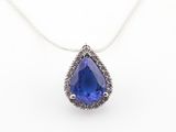 pendentif en saphir bleu et diamant sur fond blanc