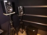 deux enceintes et un pied d'enceinte dans un coin de la pièce
