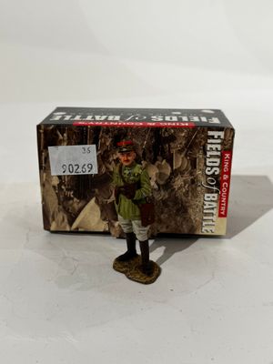 un petit soldat de plomb posé à côté d'une boîte