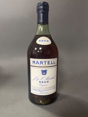 une bouteille de vin posée sur une table à côté d'un verre