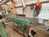 une machine qui se trouve dans une pièce avec de nombreux outils