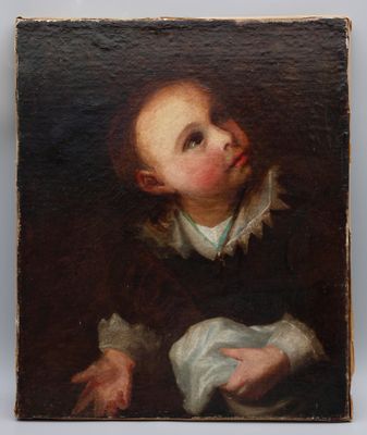 portrait d'un jeune garçon vêtu d'un manteau noir et tenant un tissu blanc