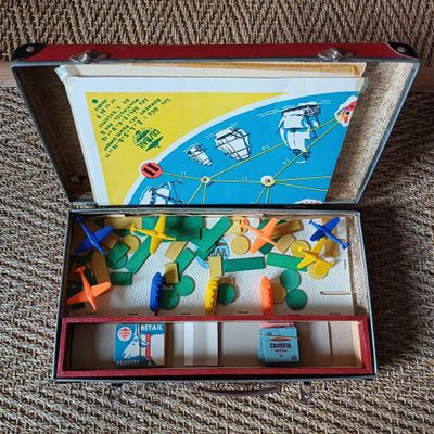 une valise qui contient tout un tas d'aimants à l'intérieur