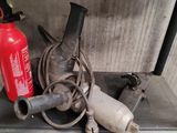 un extincteur et une lance à incendie posés sur une étagère