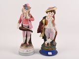 paire de figurines en porcelaine représentant un homme et une femme