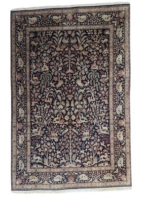 un tapis persan antique avec un motif floral sur fond blanc