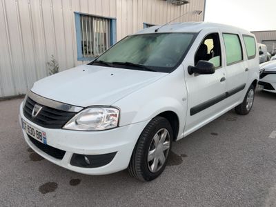 une petite camionnette blanche garée dans un parking