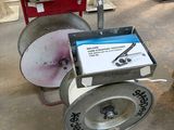 une machine posée au sol à côté d'une borne d'incendie