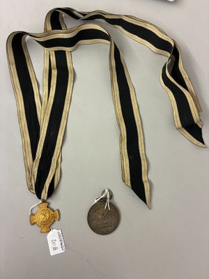deux médailles et une médaille posée sur une table