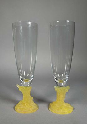 deux verres à vin posés l'un à côté de l'autre sur une table
