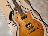 une guitare posée dans son étui, par terre