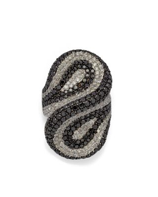 gros plan d'une bague avec des diamants noirs et blancs