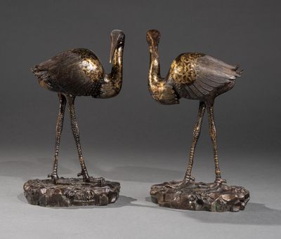 paire de sculptures en bronze représentant deux oiseaux perchés sur un rocher