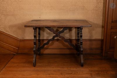 une petite table avec un plateau en bois, dans un coin de la pièce