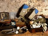 un tas de bric-à-brac posé sur une table dans une pièce
