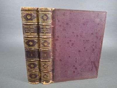 deux vieux livres posés l'un sur l'autre sur une table