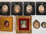 quatre tableaux encadrés sur le mur d'une pièce