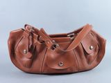 un gros plan d'un sac à main marron sur fond blanc