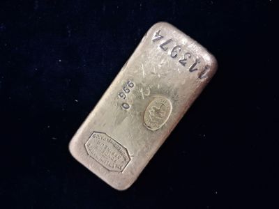 une image représentant un lingot d'argent sur une surface noire