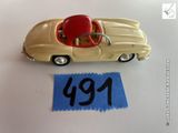 une petite voiture miniature avec un toit rouge et un numéro dessus