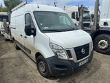 une camionnette blanche garée sur un terrain