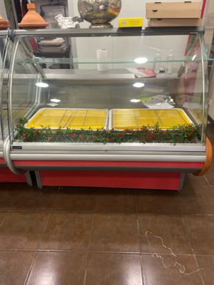 une vitrine en verre contenant des plats dans un restaurant