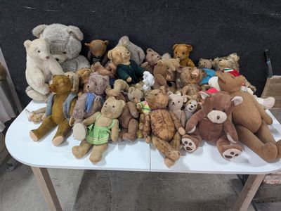 beaucoup d'ours en peluche posés sur une table