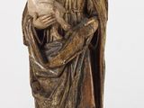 statue d'une femme tenant un enfant dans ses bras et portant une couronne